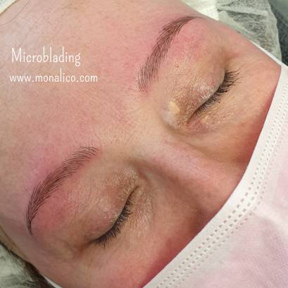 Cejas tatuadas pelo a pelo en centro especializado
